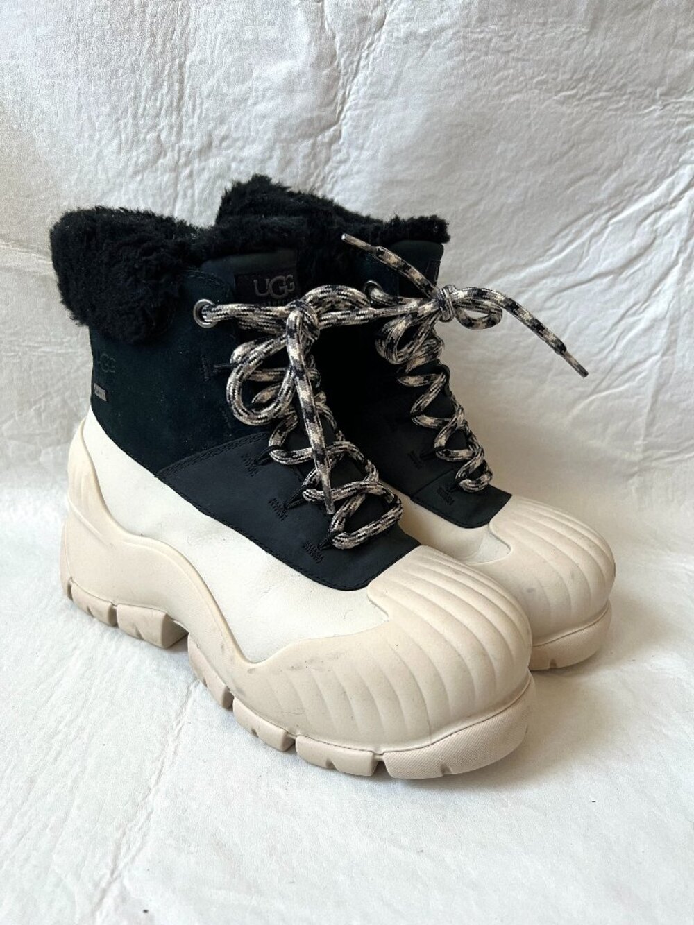 UGG boots Adiroam Hiker size 9 black shearling chunky platform waterproof shell